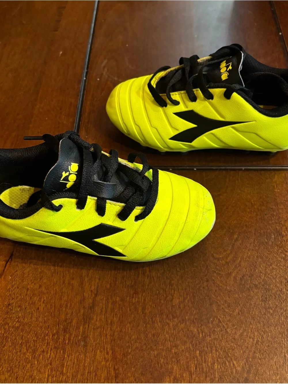 Diadora Kids Unisex Size 10 Soccer Cleats Barely Worn